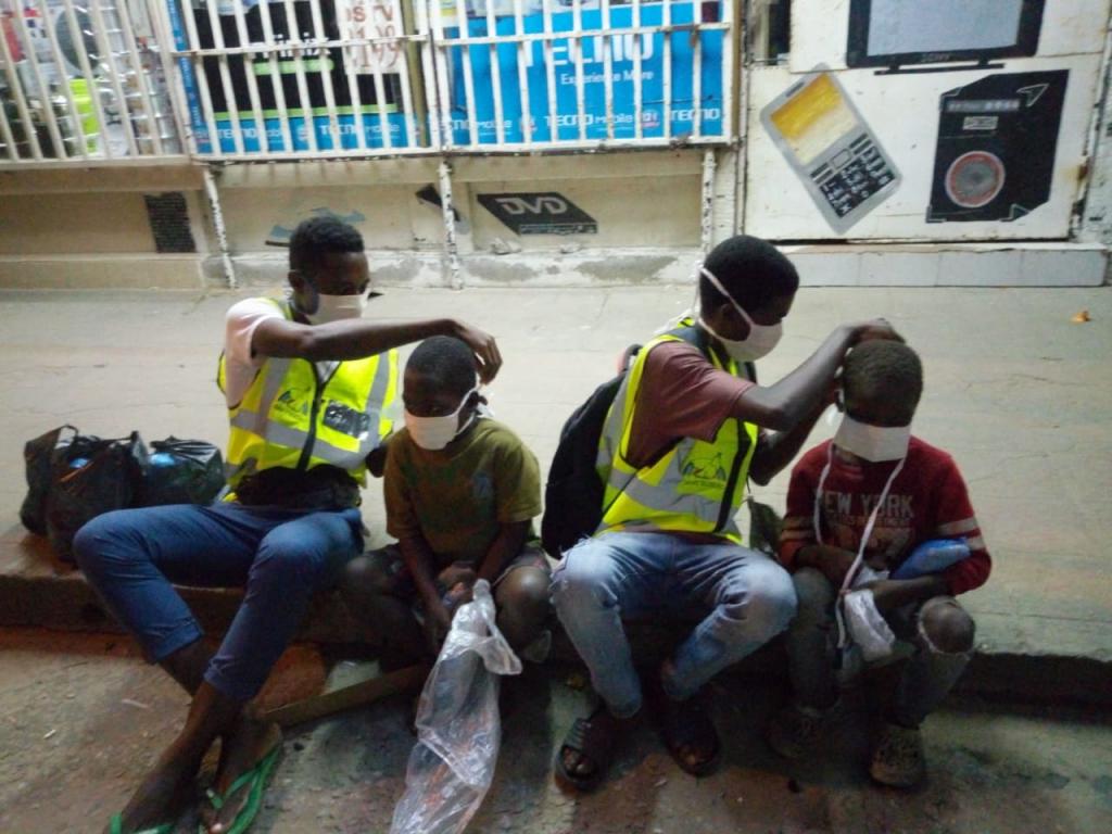 Pâques de solidarité: à Beira, au Mozambique, masques et instructions données aux enfants des rues pour les protéger du Covid-19